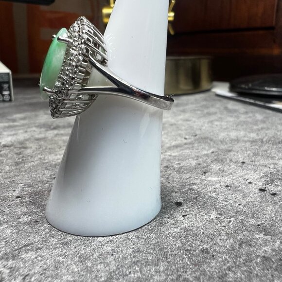 Green Jade gemstone on .025 sterling silver band, size 6 - Picture 3 of 6